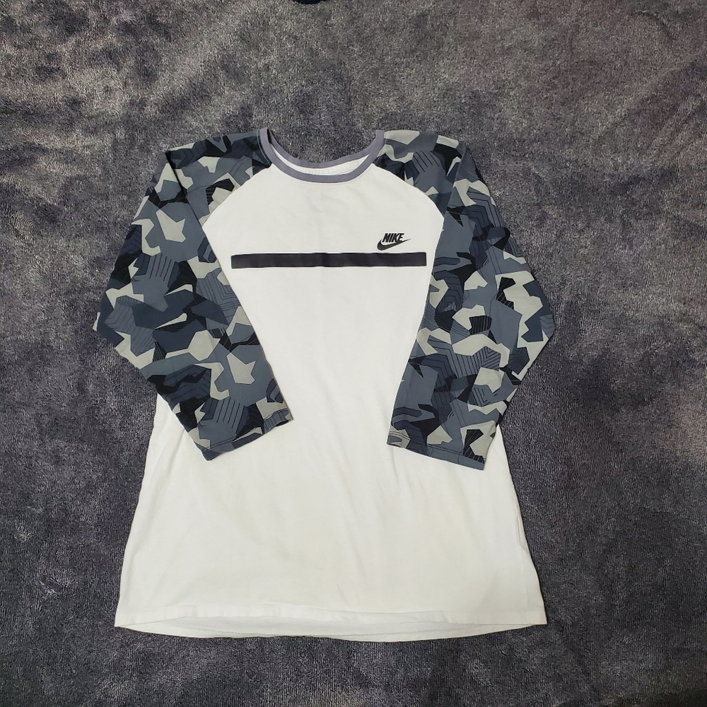 EUC Nike Shirt Size L